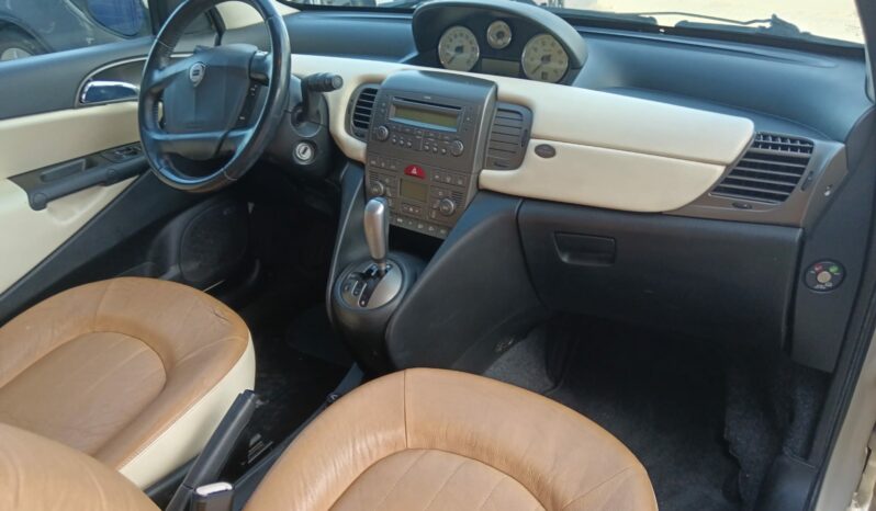 Lancia Ypsilon 95cv Platinum. lleno